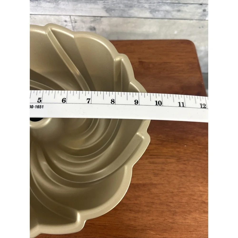 Nordic Ware 10 Cup Heritage Swirl Bundt Pan
